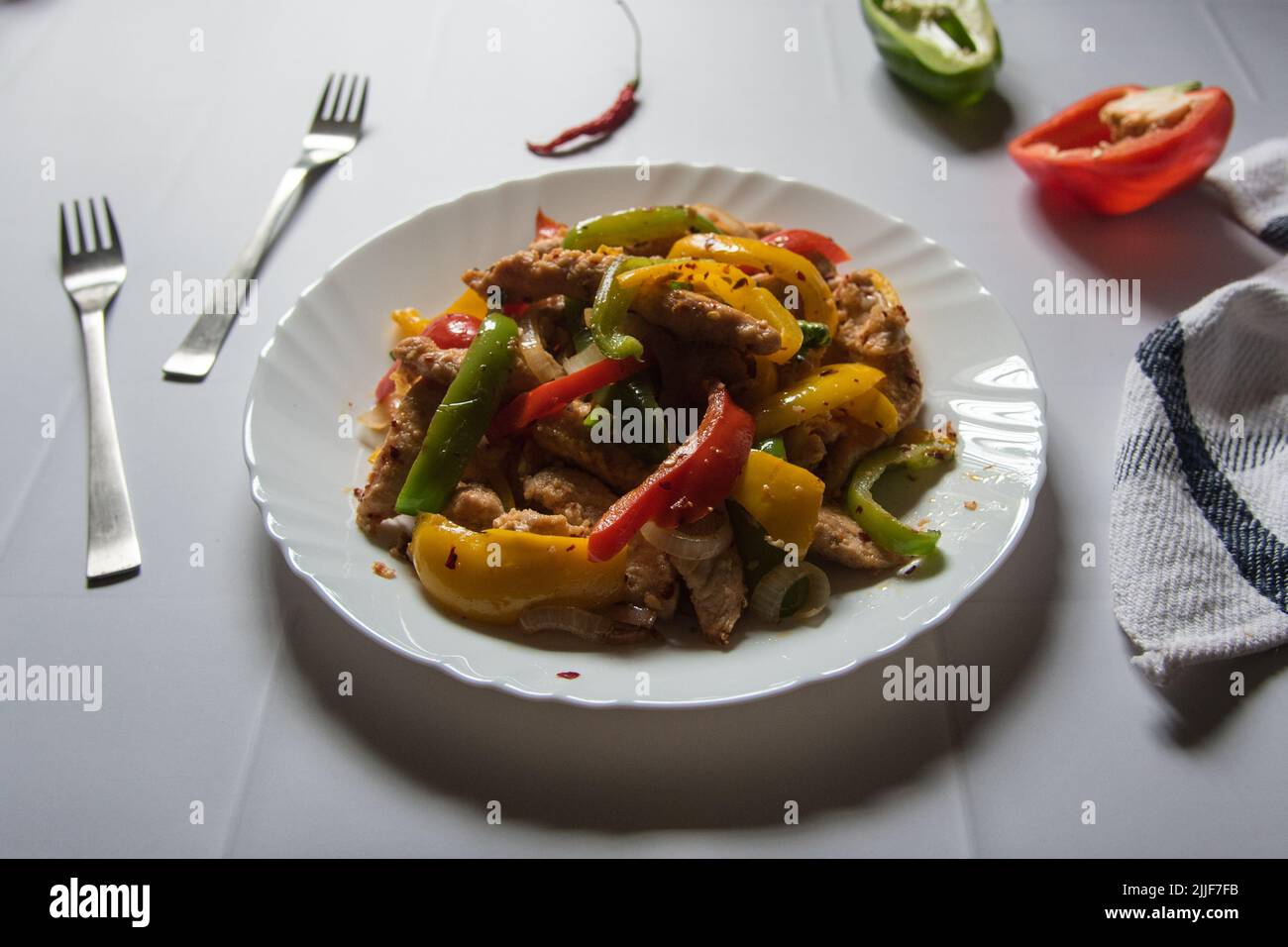 Poulet sauté et légumes prêts à être consommés dans une assiette Banque D'Images