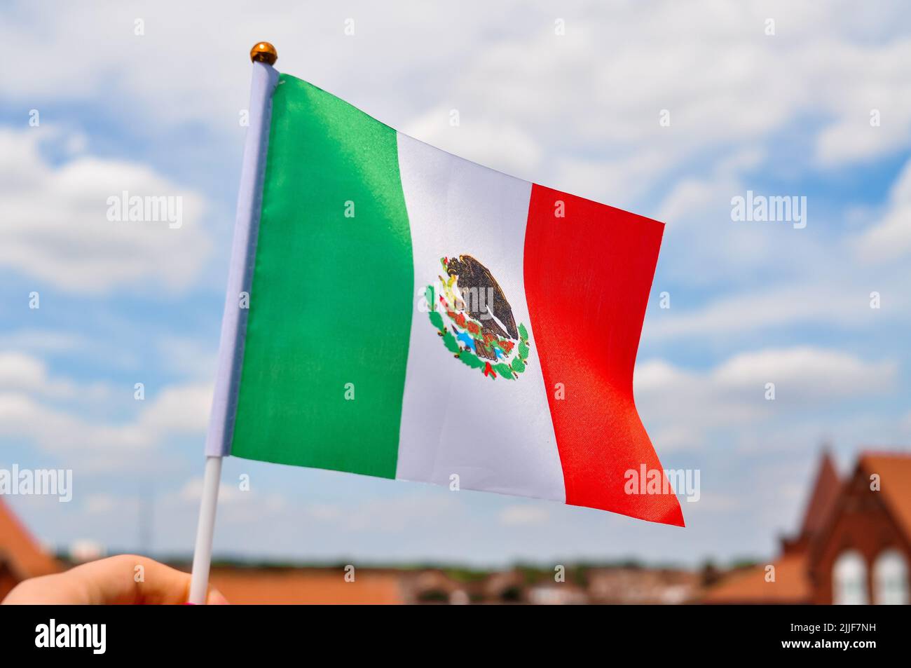 Drapeau national vert blanc et rouge du Mexique avec aigle gros plan . Banque D'Images