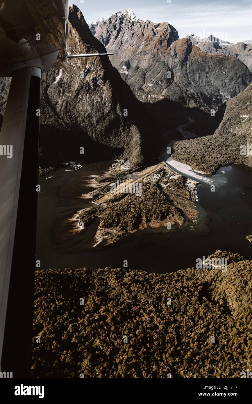 Nouvelle-Zélande. Milford Sound (Piopiotahi) d'en haut - la tête du fiord, de la rivière Cleddau et de l'aéroport de Milford Sound Banque D'Images