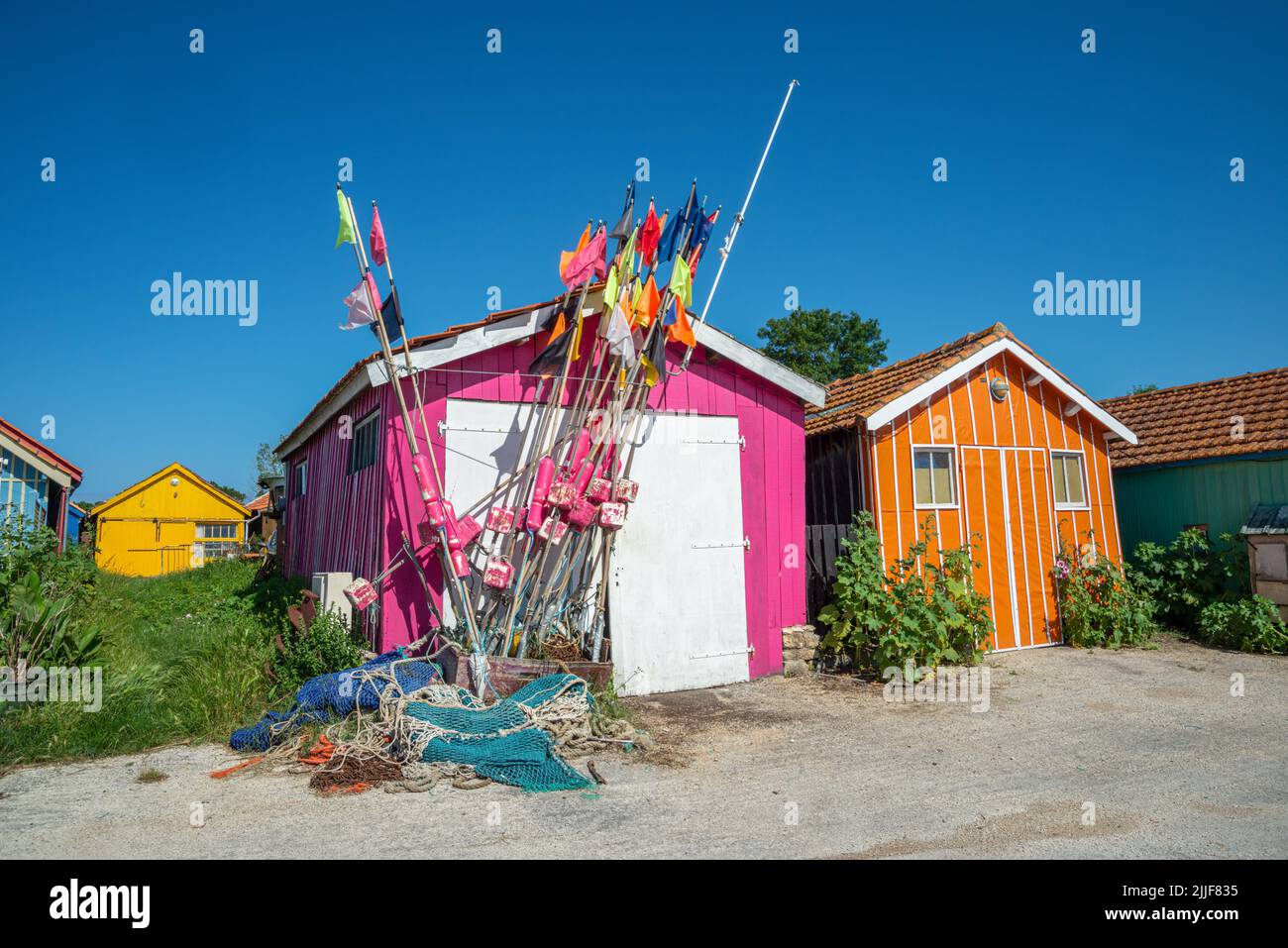 Huttes d'huîtres colorées en plein soleil d'été au port du village de Château Oléron sur l'île d'Oléron, Charente-Maritime, France Banque D'Images