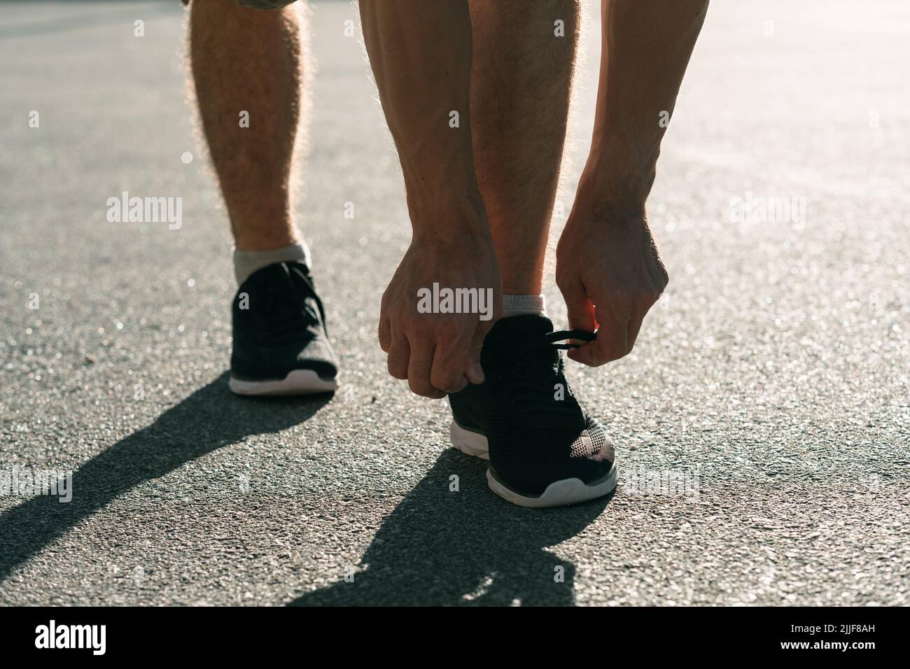 coureur nouant des lacets entraînement cardio actif Banque D'Images