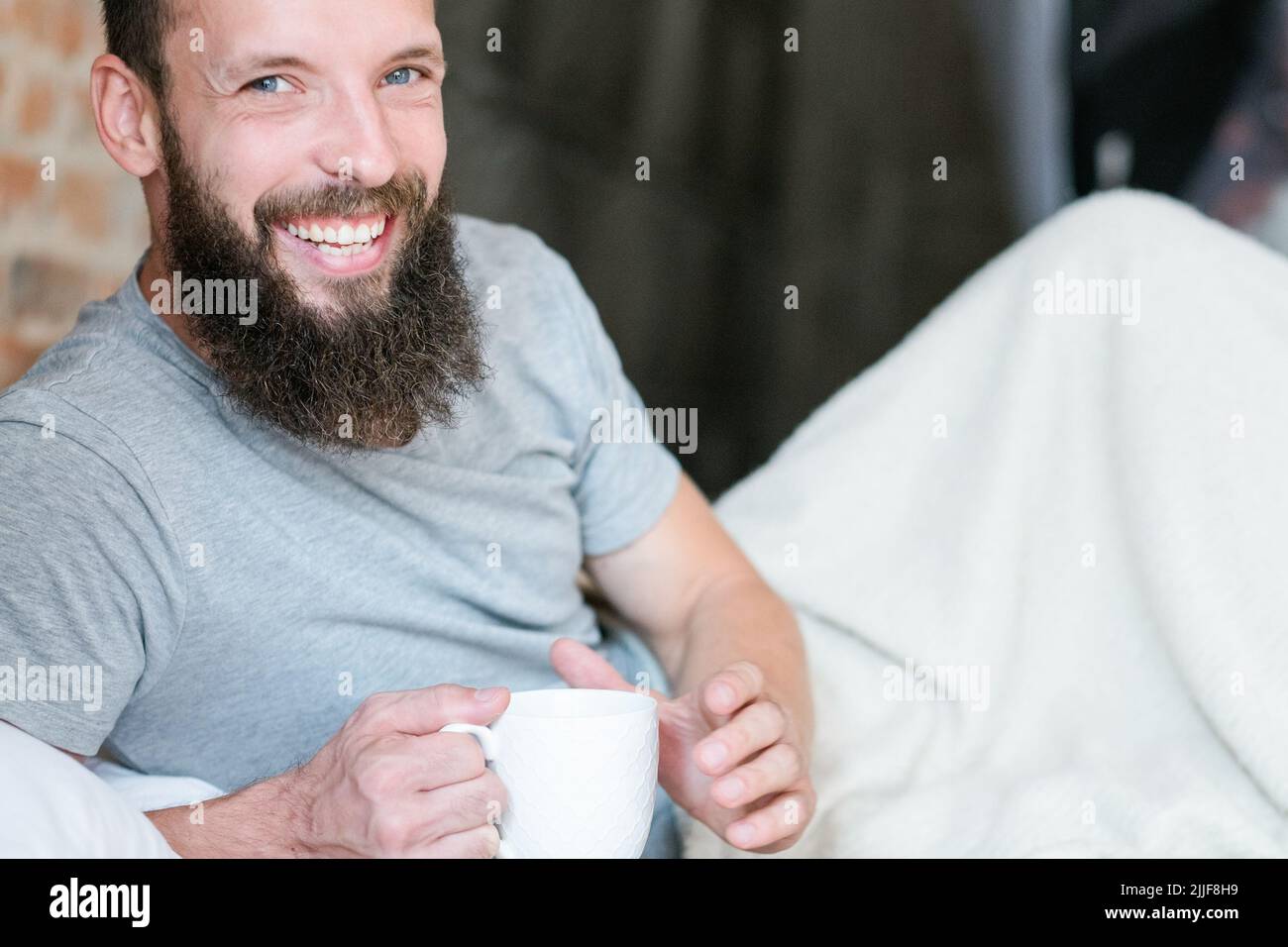 boisson du matin chaleur hipster sourire coupe de lit Banque D'Images