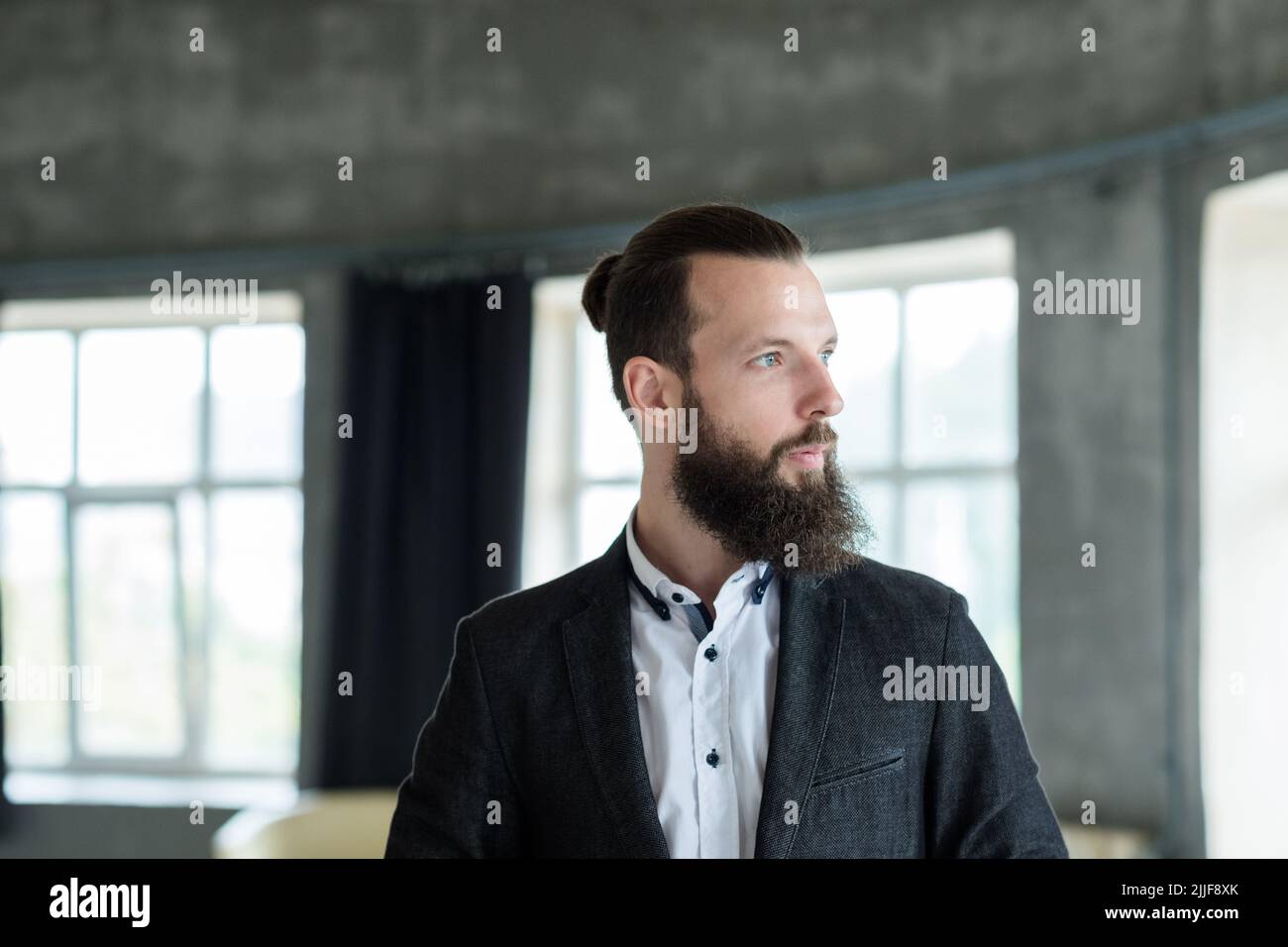 portrait d'homme d'affaires élégant espace de bureau barbu Banque D'Images