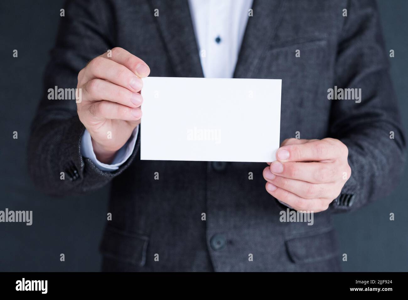 papier blanc vierge homme mains carte de visite vide Banque D'Images