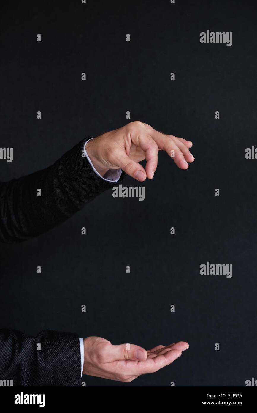 les mains de l'homme tiennent la chaîne d'objet virtuel vide Banque D'Images