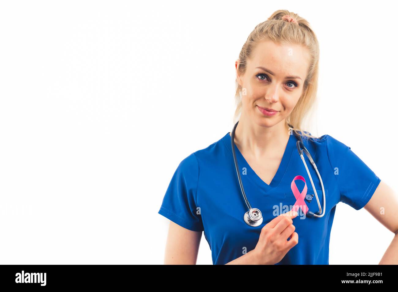 caucasien infirmière regardant la caméra et montrant rouge ruban de santé - gros plan . Photo de haute qualité Banque D'Images