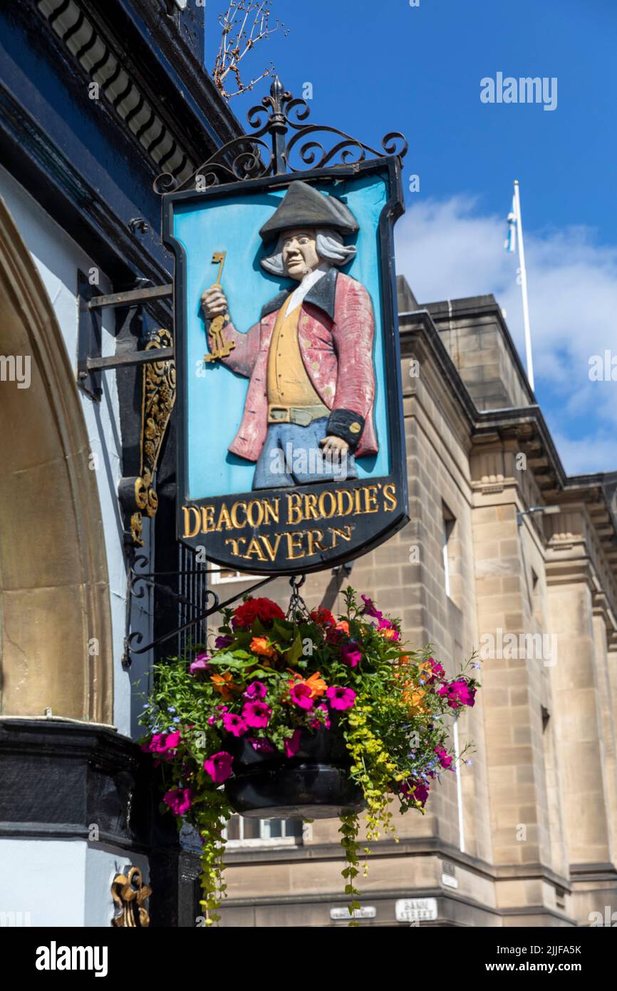 Taverne Deacon Brodies sur lawnmarket Royal Mile Edinburgh, nommée d'après William Brodie, conseiller municipal, serrurier et brise-maison du 18th siècle, Édimbourg Banque D'Images