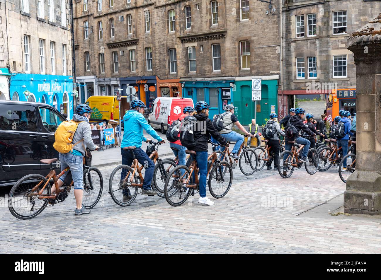 Centre-ville d'Edimbourg, les visiteurs sur une visite à vélo d'Édimbourg  le long de West Bow le Grassmarket, Édimbourg, Écosse, Grande-Bretagne,  l'été Photo Stock - Alamy