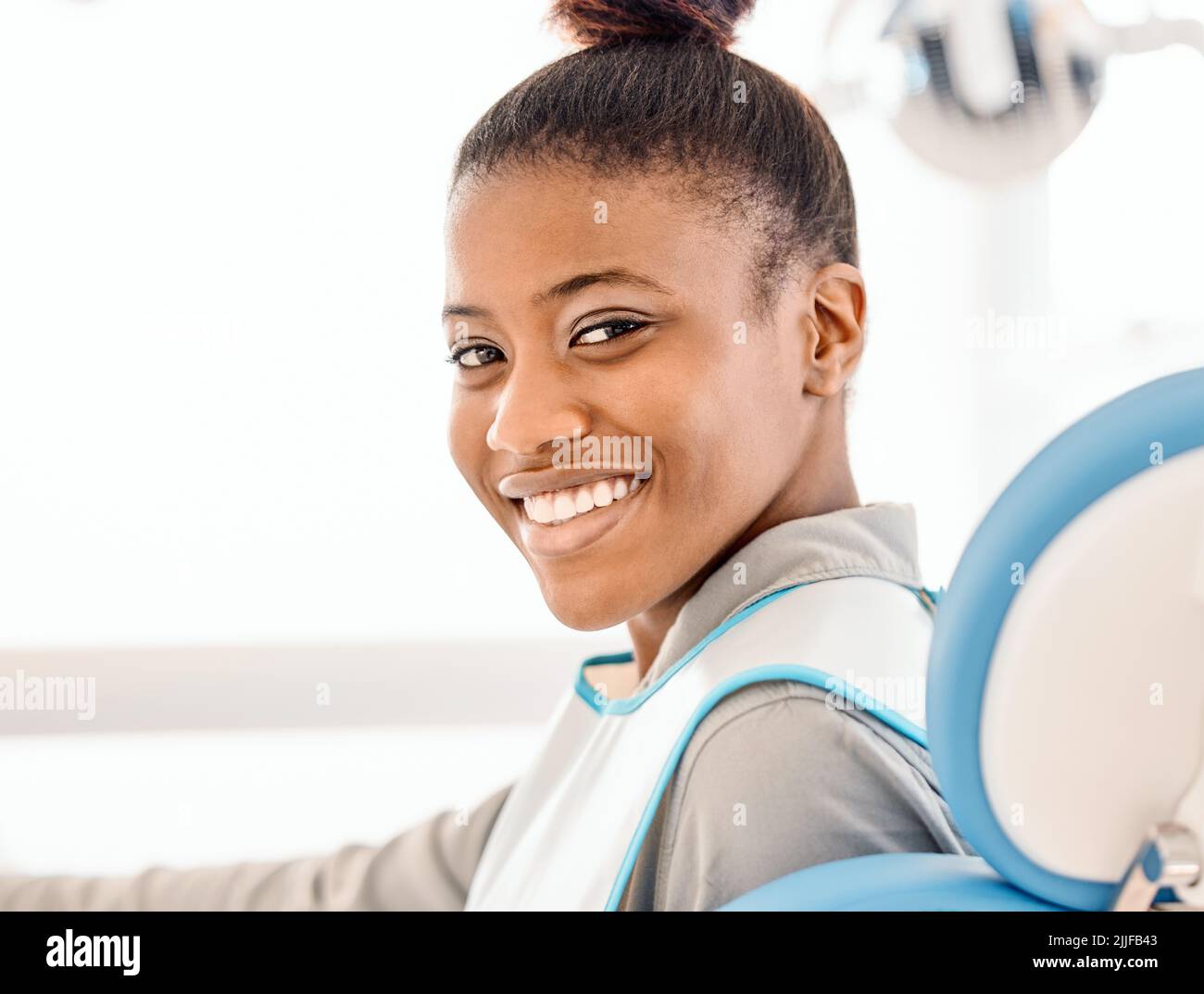 Mon sourire n'a jamais été aussi beau : une jeune femme en attente de traitement dans un cabinet de dentistes. Banque D'Images
