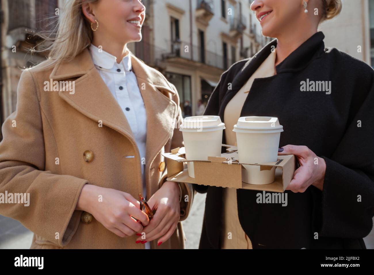 Joyeux femmes ayant une conversation dans la rue Banque D'Images