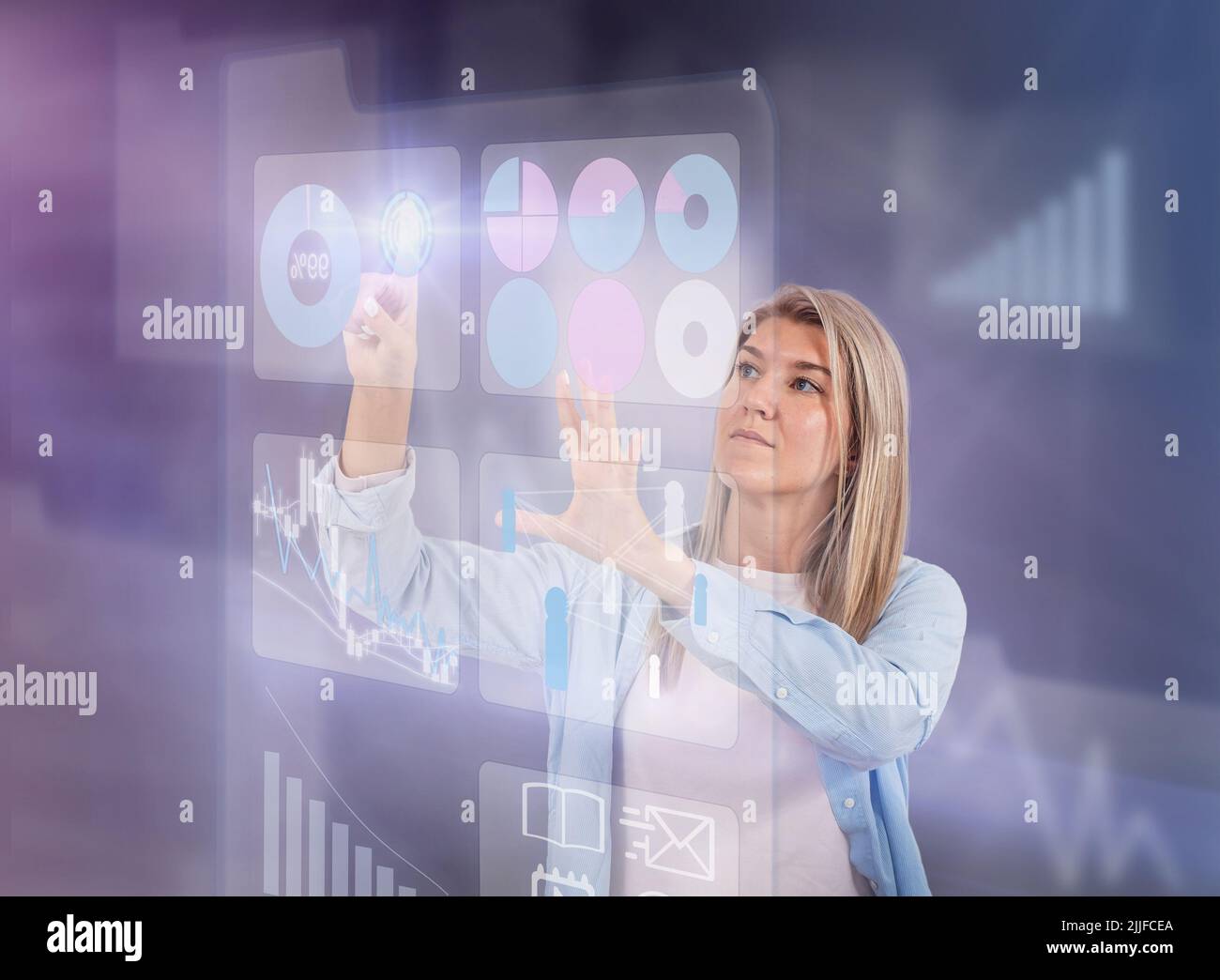 Fille travaille avec des tables sur un hologramme en réalité virtuelle Banque D'Images