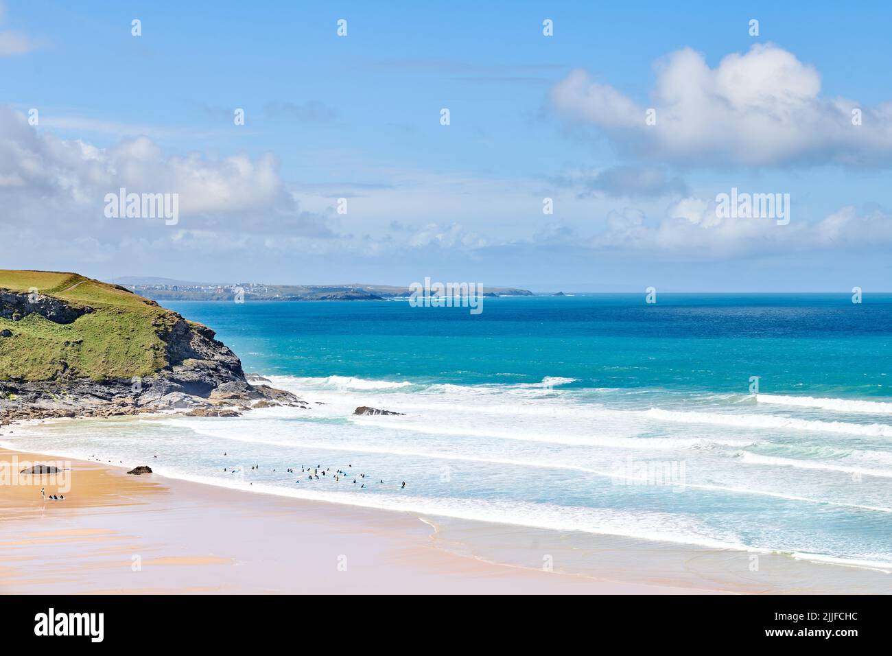 Un groupe de jeunes surfeurs sur la rive de la plage à Mawgan Porth, en Cornouailles, en Angleterre. Banque D'Images