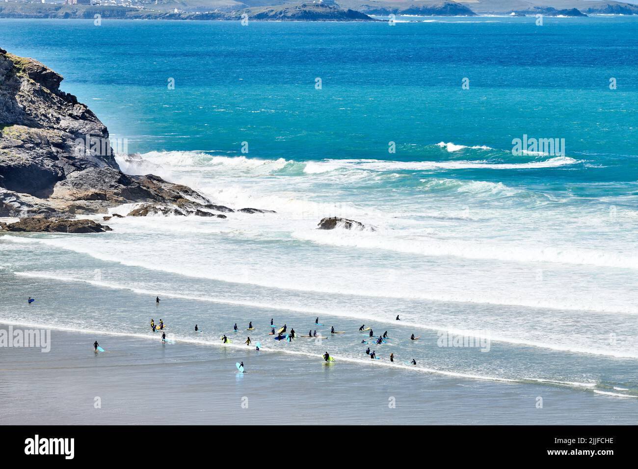 Un groupe de jeunes surfeurs sur la rive de la plage à Mawgan Porth, en Cornouailles, en Angleterre. Banque D'Images