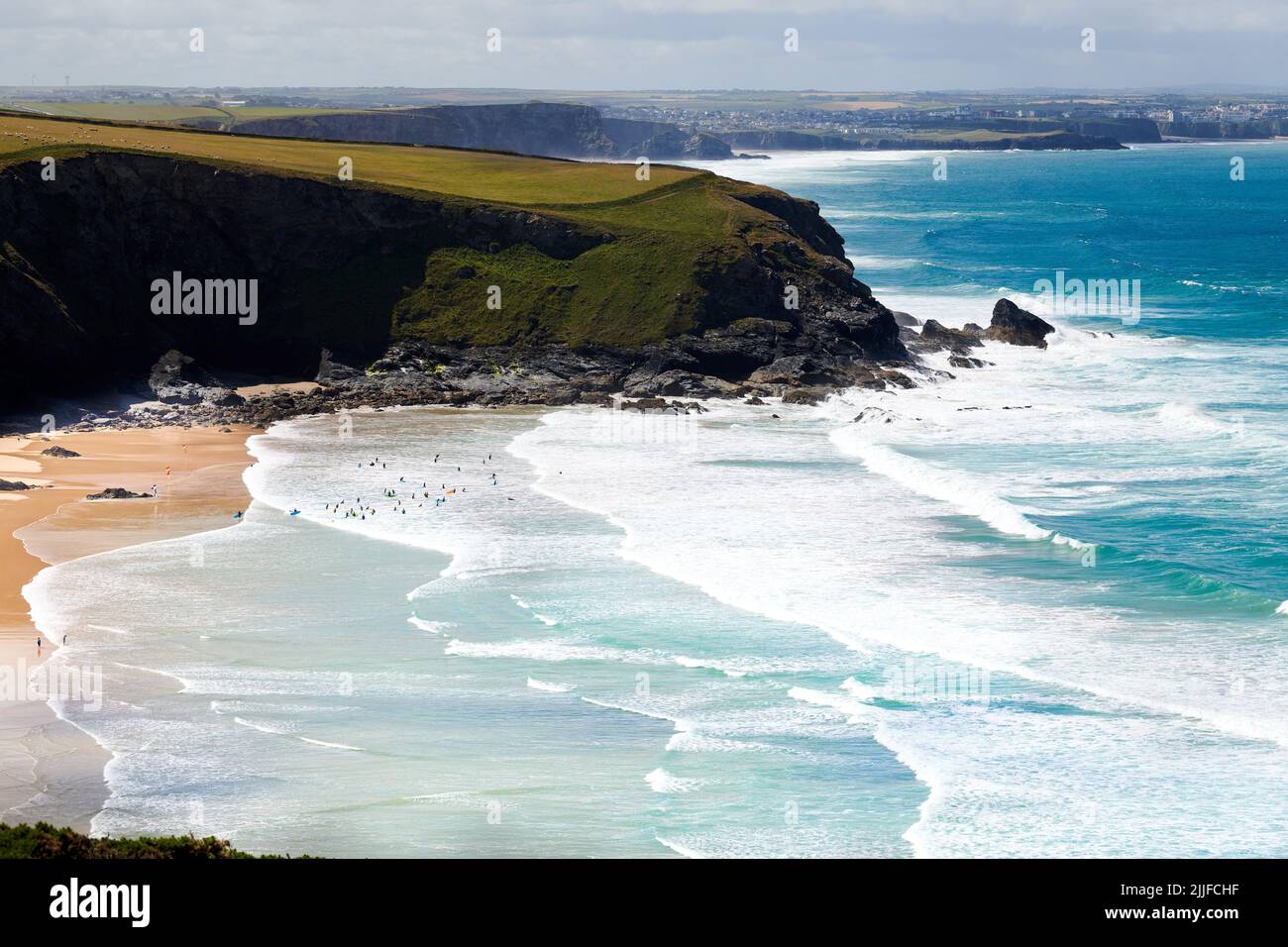 Un groupe de jeunes surfeurs sur la rive de la plage à Mawgan Porth, en Cornouailles, en Angleterre. Banque D'Images