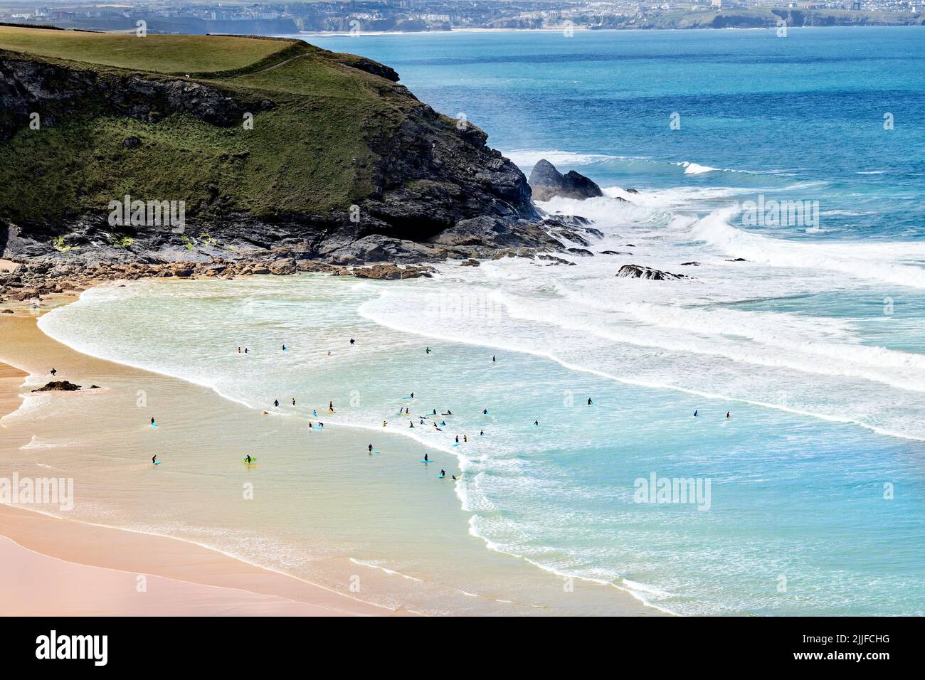 Un groupe de jeunes surfeurs sur la rive de la plage à Mawgan Porth, en Cornouailles, en Angleterre. Banque D'Images