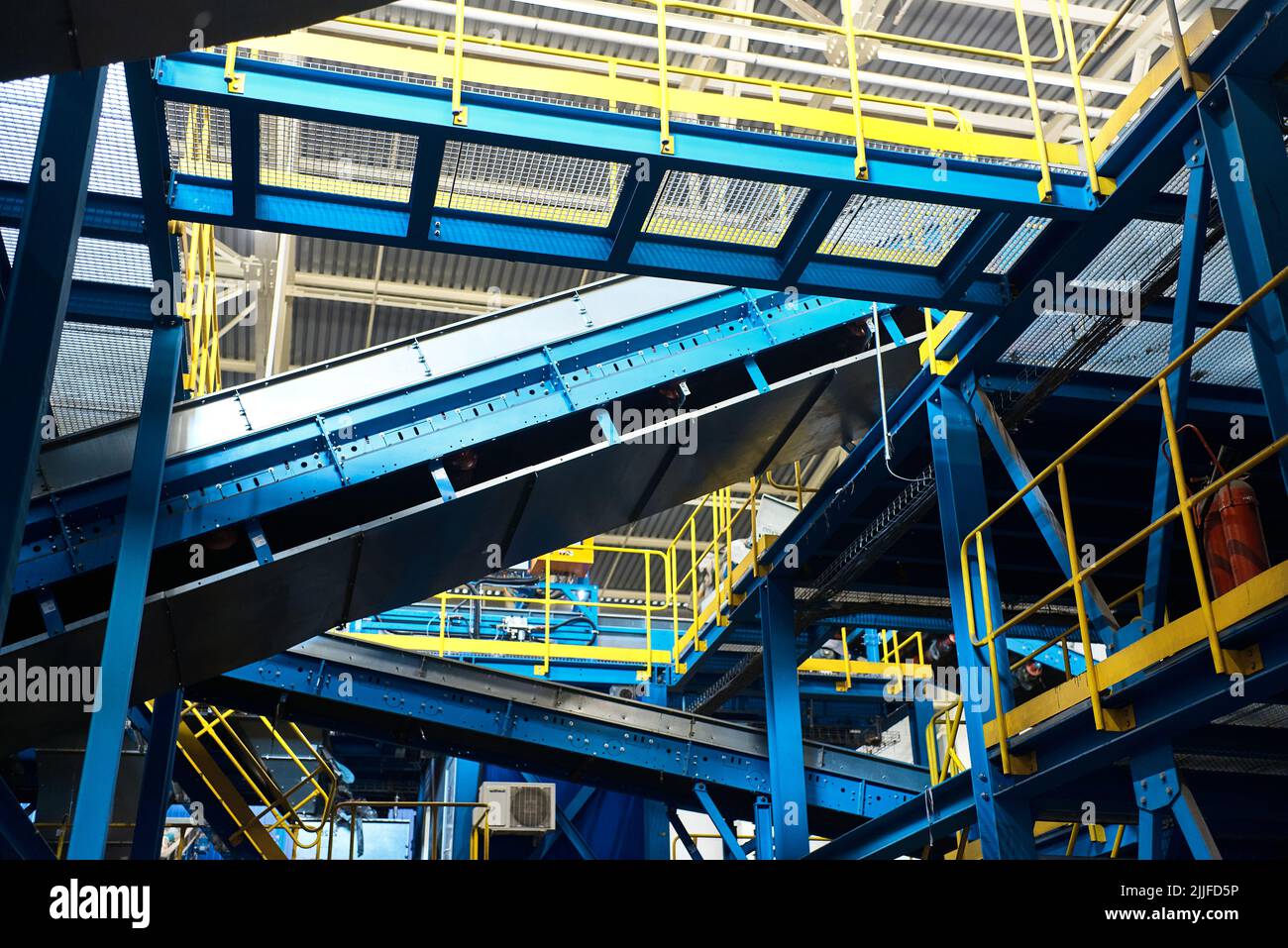 Système de convoyeurs transportant des déchets à l'usine de traitement des déchets Banque D'Images