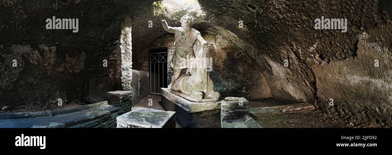 Vue panoramique immersive du mithraeum thermal avec statue du Dieu Mithras tuant un taureau dans les fouilles archéologiques d'Antica Ostia Banque D'Images