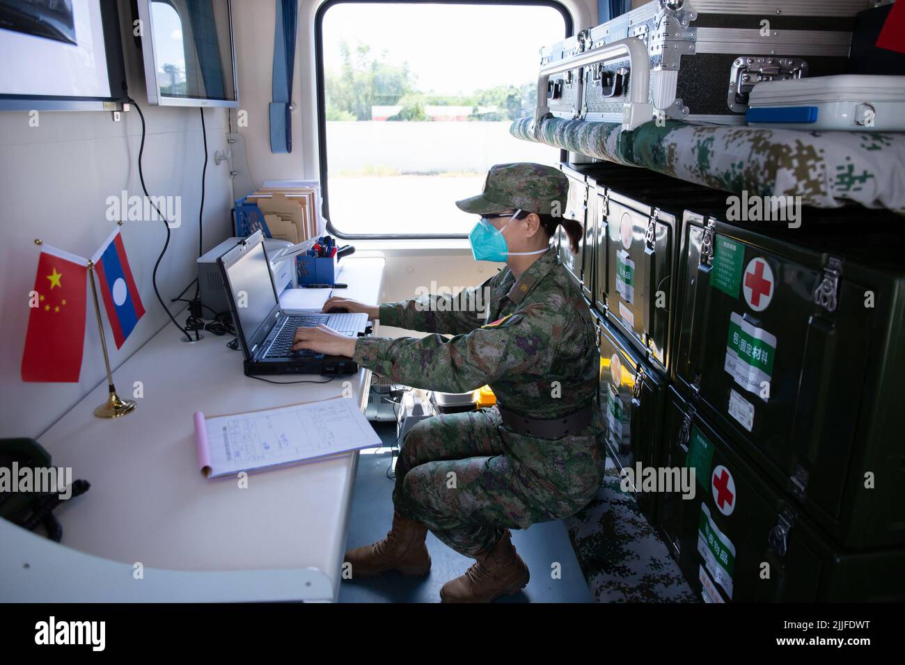 Vientiane. 25th juillet 2022. Un membre de l'Armée populaire de libération de Chine (ALP) est photographié alors qu'il travaille sur un train médical militaire pendant les exercices de secours médical humanitaire et les activités de service médical conjoints du 'Peace train-2022' entre les militaires chinois et laotiens à Phonhong, dans la province de Vientiane, au centre du Laos, à 25 juillet 2022. POUR ALLER AVEC 'Chinois, les armées lao lancer 'Peace train-2022' joint Medical Drill' crédit: Kaikeo Saiyasane/Xinhua/Alay Live News Banque D'Images