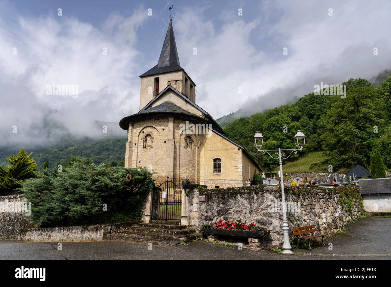 Église romane Saint-Jacques du 12th siècle, ville d'Oô, Occitanie, canton de Bagnères-de-Luchon, chaîne de montagnes pyrénéennes, France Banque D'Images