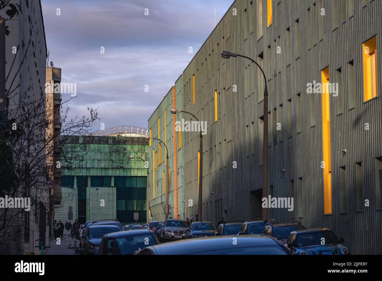 Extérieur du nouveau bâtiment avec la Faculté de linguistique appliquée de l'Université de Varsovie à Varsovie, capitale de la Pologne, vue de la rue Wislana Banque D'Images