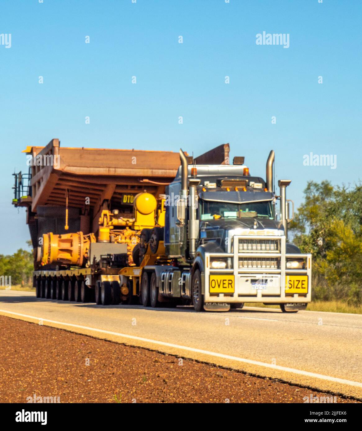 Semi-remorque transportant un camion de transport le long de la Great Northern Highway Kimberley en Australie occidentale. Banque D'Images