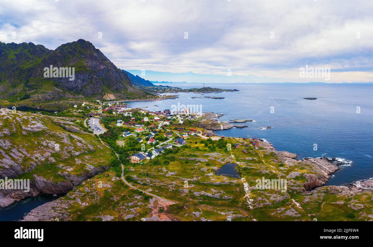 Village de pêcheurs de Reine entouré de hautes montagnes et de fjords sur les îles Lofoten Banque D'Images