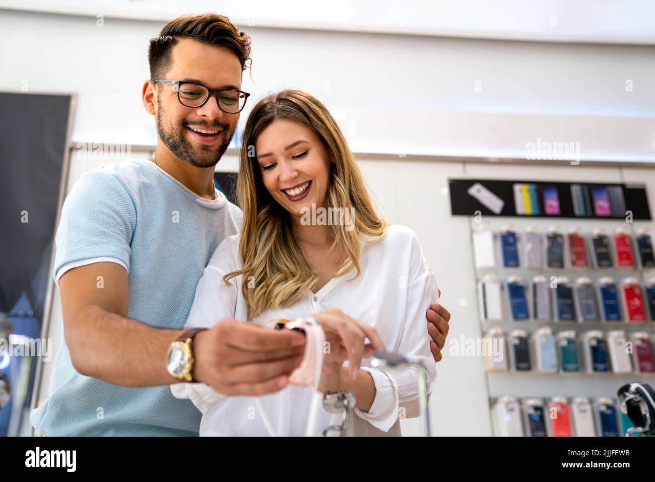 Technologie People Smart Devices concept.Un couple heureux qui achète une nouvelle montre intelligente dans un magasin de technologie. Banque D'Images
