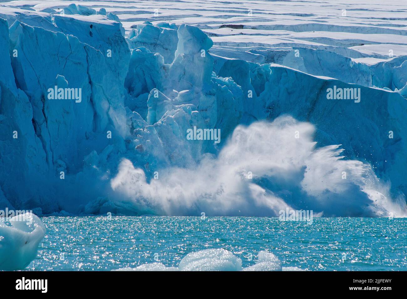 Vêlage de glace, glacier Deep Blue, 14 de juillet Glacier, Krossfjord, Arctique, Spitsbergen, Svalbard, Norvège, Europe Banque D'Images