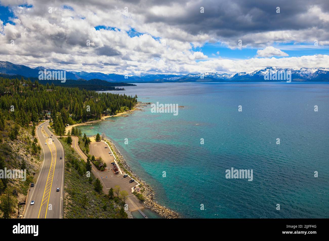 Vue depuis Cave Rock au lac Tahoe et la route à proximité, Nevada Banque D'Images