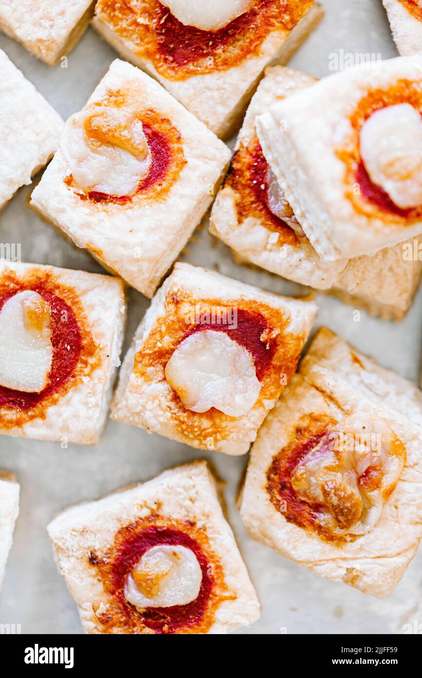 Mini pizzas sur fond blanc, vue de dessus Banque D'Images