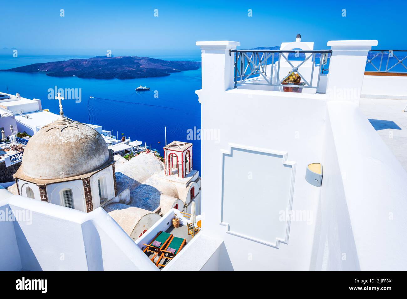 Village de Firostefani à Santorin, Grèce. Vue imprenable sur l'église cupola et le volcan Caldera, les îles grecques. Banque D'Images