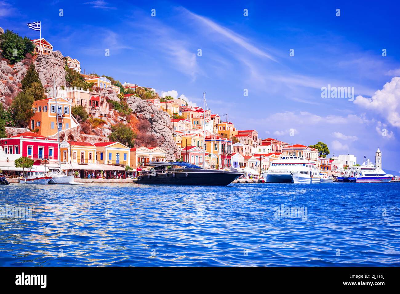 Symi, Grèce. Petite ville idyllique et colorée de Symi en Dodécanèse, mer Égée, avec maisons anciennes de style turc. Banque D'Images