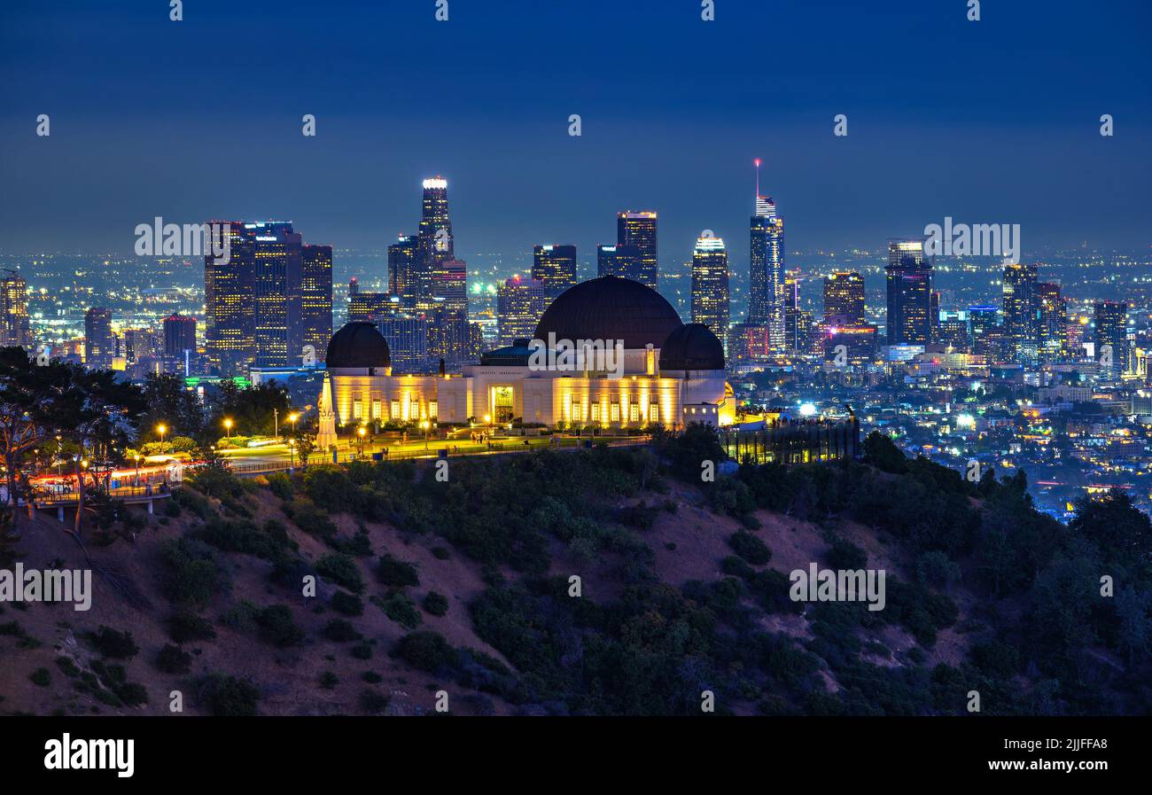 Griffith Observatory et les gratte-ciel de Los Angeles la nuit Banque D'Images