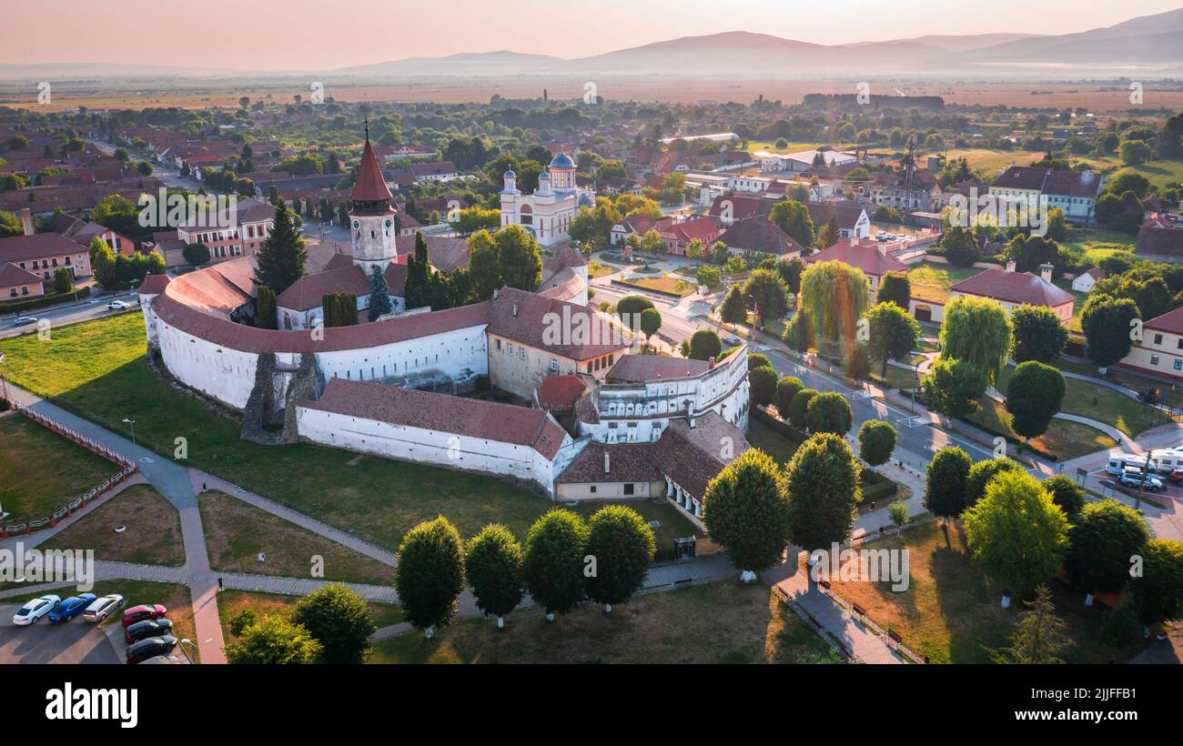 Prejmer, Roumanie. Vue aérienne de l'église fortifiée de Prejmer par drone. Patrimoine mondial de l'UNESCO en Transylvanie. Banque D'Images