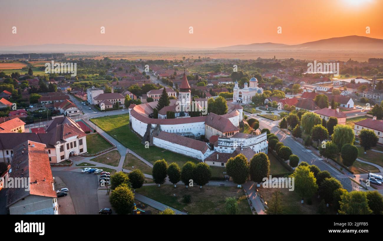 Prejmer, Roumanie. Lever de soleil heure d'or vue aérienne de drone de l'église fortifiée de Prejmer. Patrimoine mondial de l'UNESCO en Transylvanie. Banque D'Images