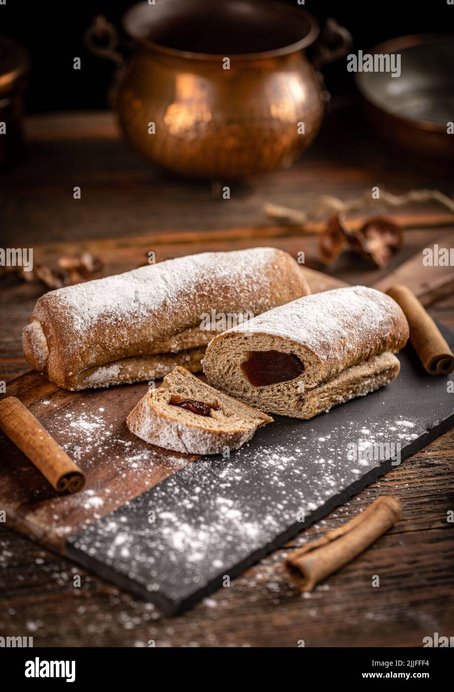 Petits pains remplis de confiture de prune et de cannelle pour le petit déjeuner Banque D'Images