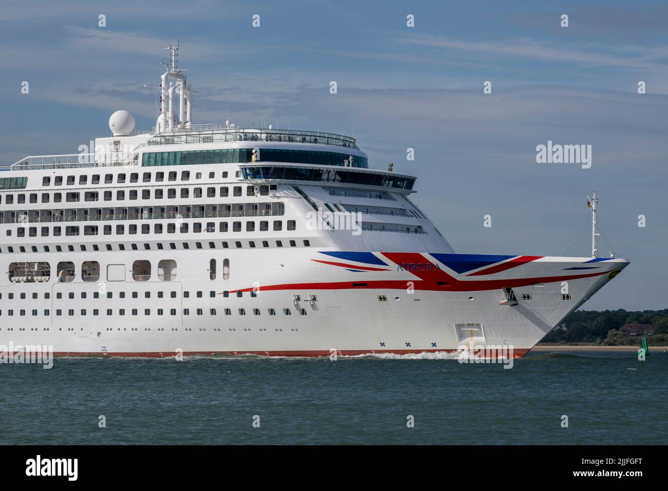 MV Aurora naviguant au-delà de Calshot, Hampshire, Angleterre, Royaume-Uni après avoir quitté les docks de Southampton Banque D'Images