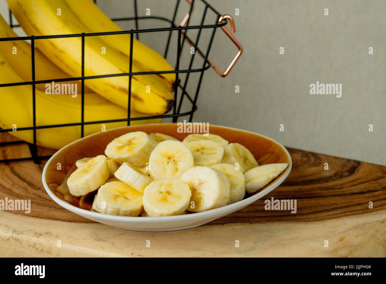 Bananes Et Bananes Fraîches Coupées En Morceaux Dans Un Bol