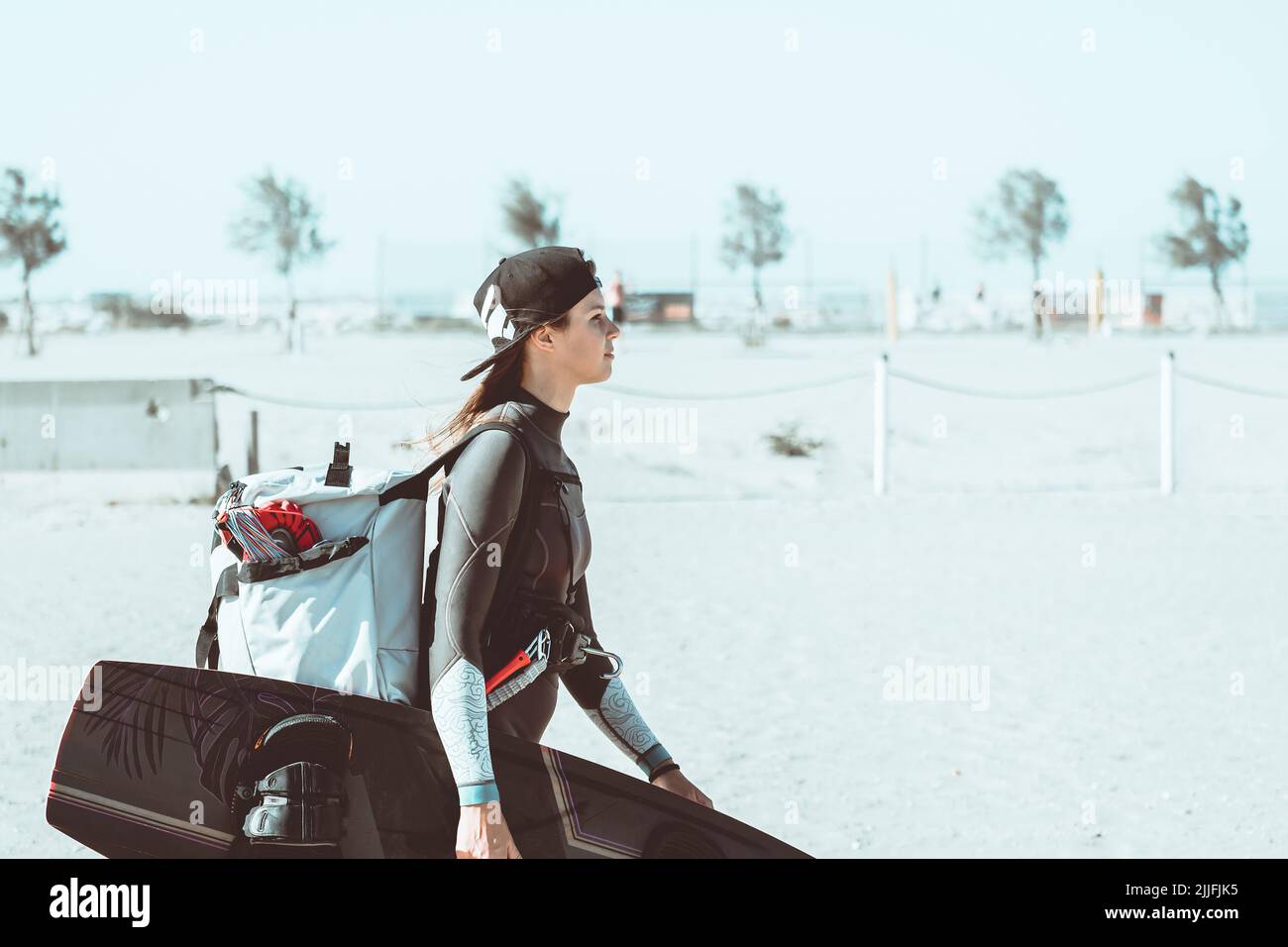 Belle fille focalisée et prête, vient à la plage avec l'équipement de kitesurf - Sporty femme concept et sport dur Banque D'Images