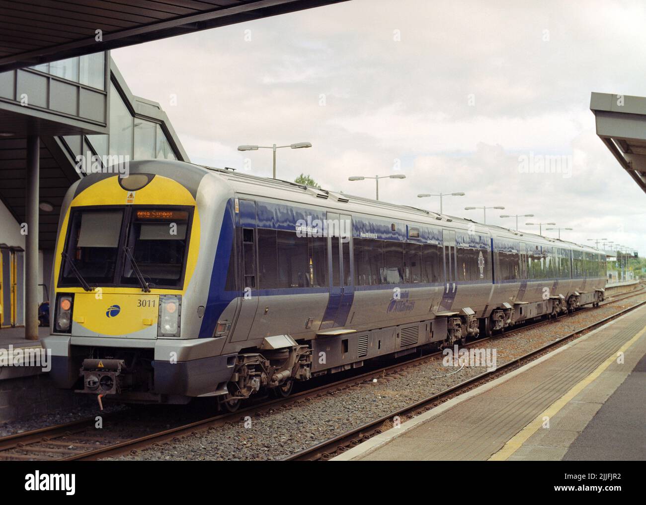 Portatown, Royaume-Uni - 4 juillet 2022 : train de voyageurs (classe 3000) exploité par NIR (Northern Ireland Railways) à la gare de Portatown en direction de Belfast. Banque D'Images