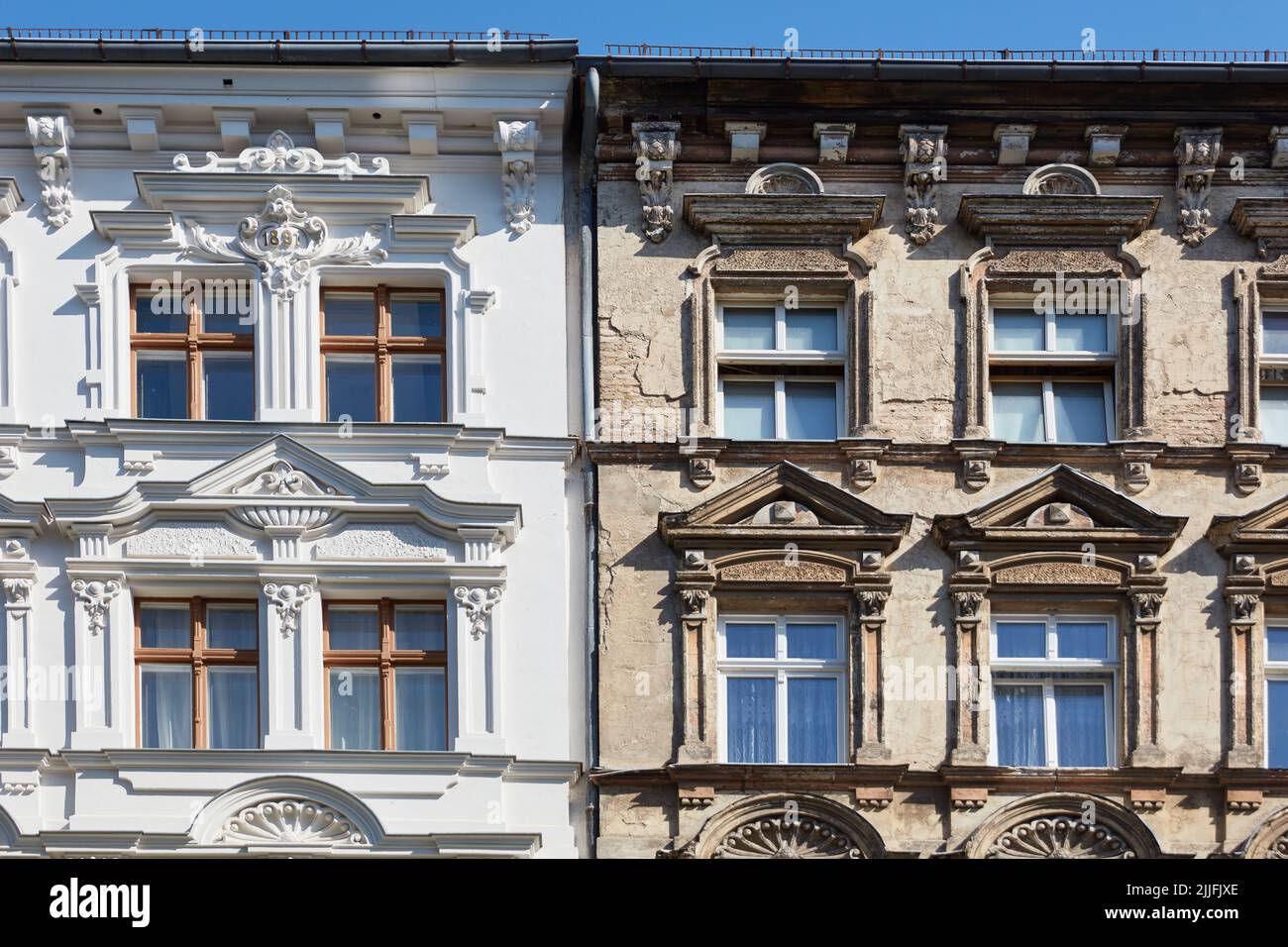 Avant après comparaison de la rénovation de la façade de vieux bâtiment avec l'isolation énergétique à Berlin Banque D'Images