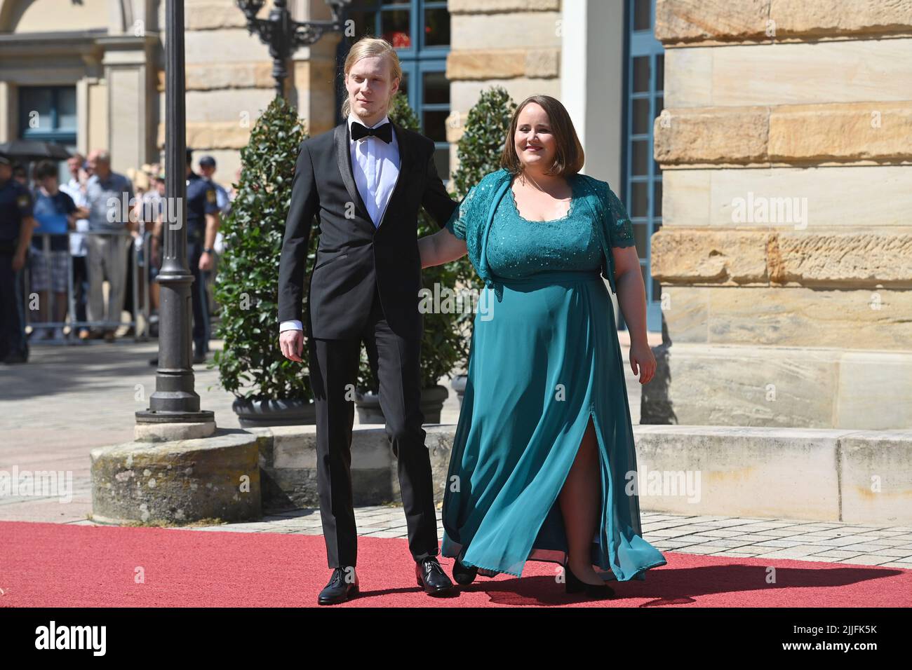 Bayreuth, Allemagne. 25th juillet 2022. Ricarda Lang (Président fédéral de  BUENDNIS 90/DIE GRUENEN) avec le partenaire Florian WILSCH. Ouverture du  festival Bayreuth Richard Wagner 2022. Tapis rouge sur 25 juillet 2022.  Green