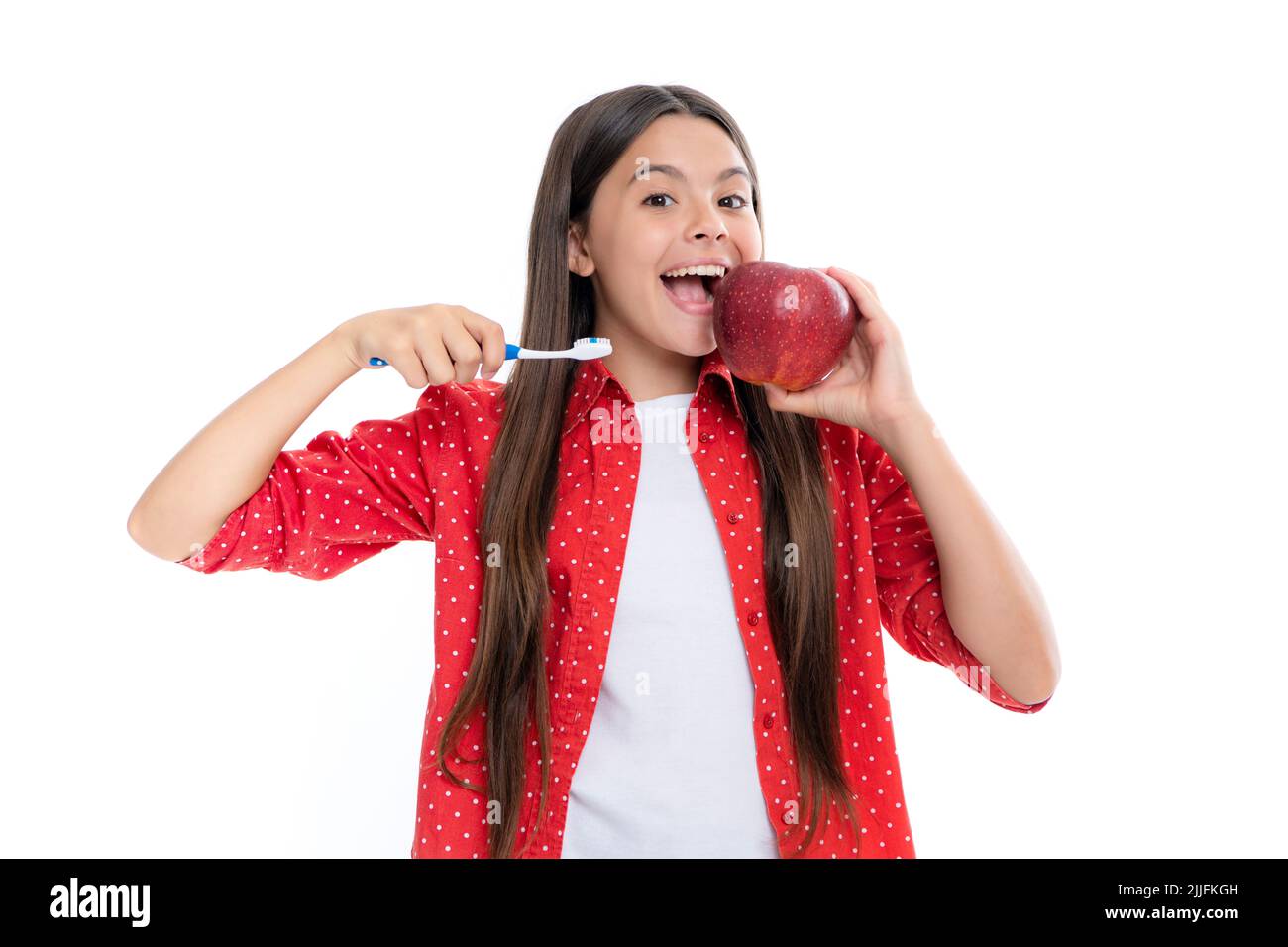 Portrait de la jeune fille caucasienne tient une brosse à dents se brossant ses dents, routine du matin, hygiène dentaire, isolé sur fond jaune. Portrait de Banque D'Images