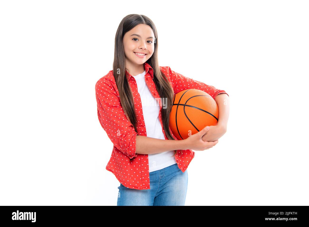 Adolescente avec ballon de basket-ball. Portrait d'une jeune fille adolescente souriante. Banque D'Images