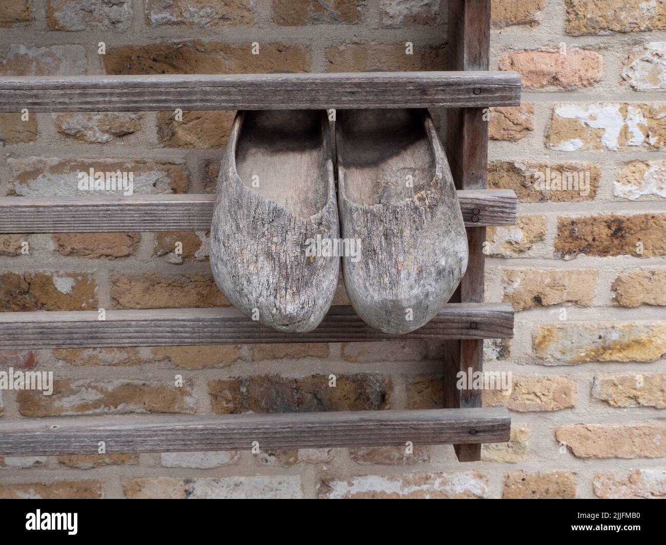 Sabots dans un rack contre le mur, les sabots sont des chaussures en bois qui ont été utilisées depuis l'Antiquité et surtout depuis le Moyen âge Banque D'Images