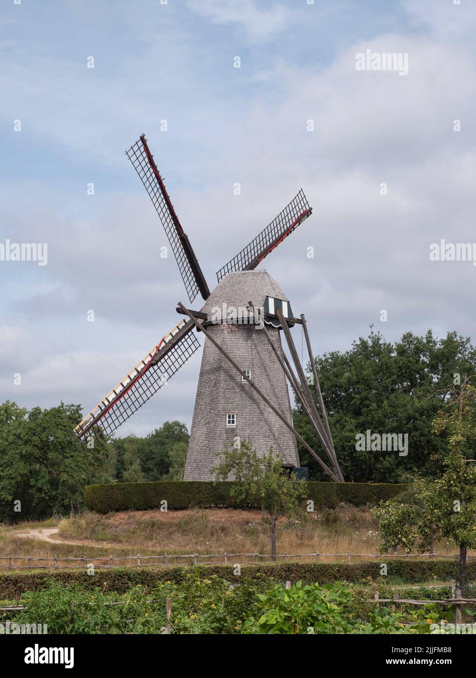 Photo de paysage d'un ancien moulin à vent à Bokrijk, Belgique avec un ciel légèrement nuageux Banque D'Images
