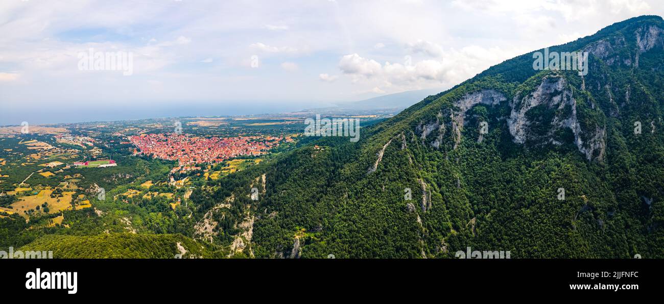 Mont Olympe, Grèce. Long tir de drone panoramique à Leptokaria et Litochoro. Belles forêts naturelles et formations de falaises. Photo de haute qualité Banque D'Images