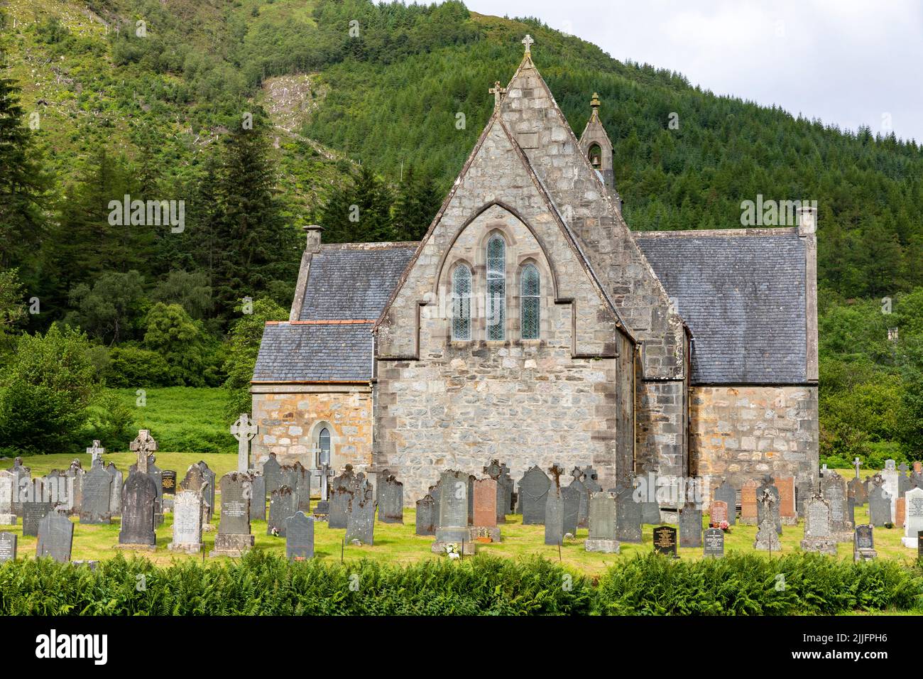 Église épiscopale de Saint-Jean à Ballachulish au pied de Glen COE dans les Highlands écossais, Écosse, Royaume-Uni avec de graves pierres dans le cimetière Banque D'Images