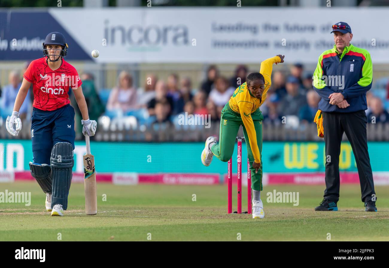 South Africas Ayabonga Khaka Bowling dans le match de 3rd T20I, Englands NAT Sciver regarde. Le juge-arbitre est Robert Bailey Banque D'Images