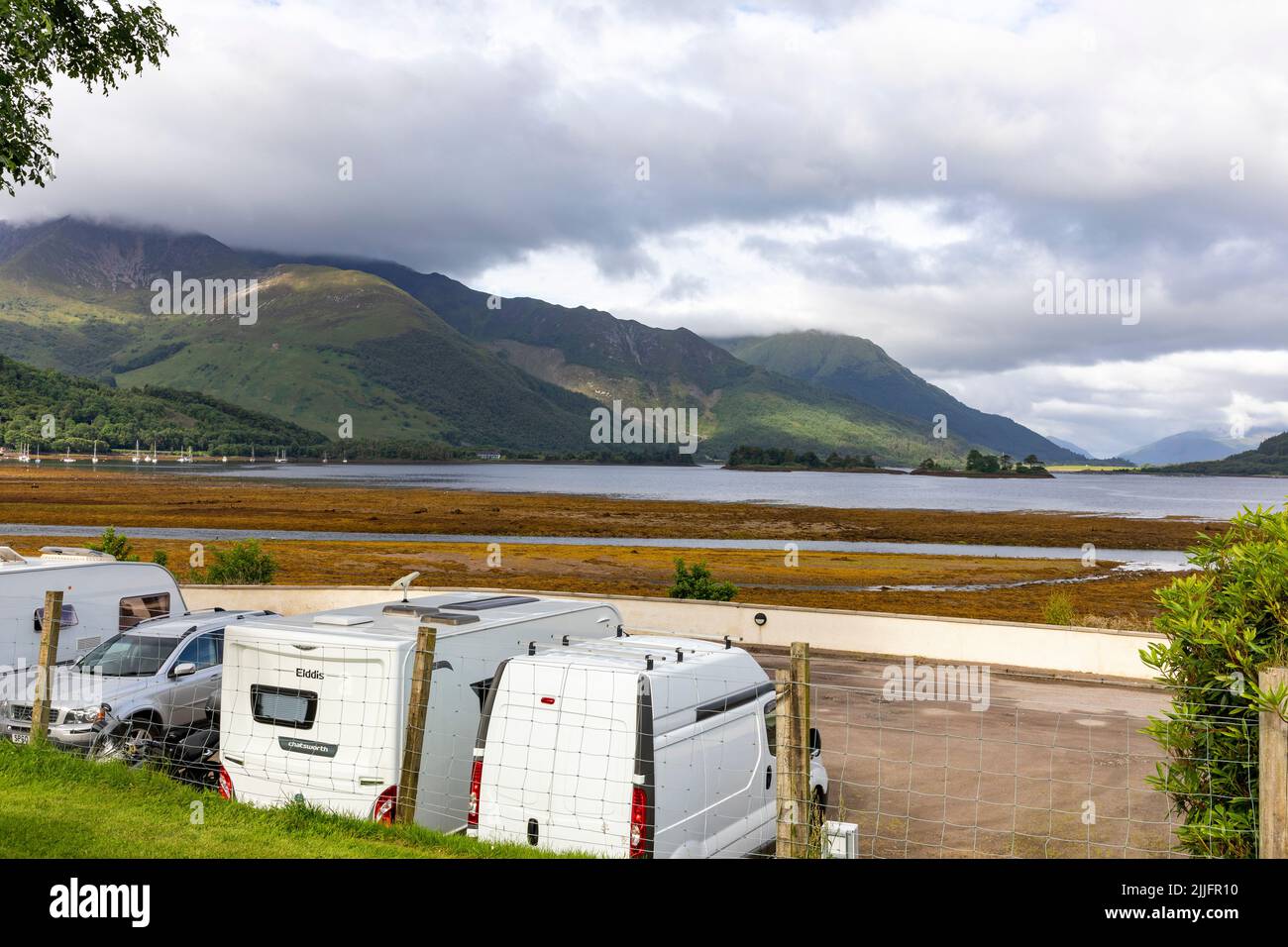 Glencoe dans les Highlands écossais et Invercoe caravane et camping-cars avec vue sur Loch Leven, Argyll, Ecosse, Royaume-Uni, Europe Banque D'Images